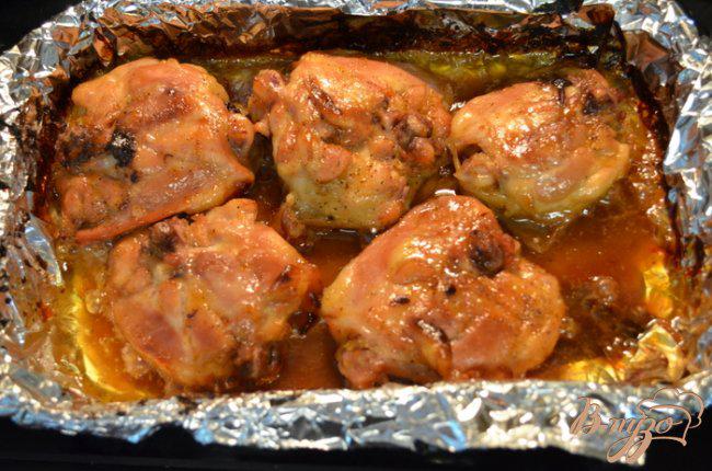 Фото приготовление рецепта: Куриные бедрышки в абрикосовой дижонской глазури шаг №4