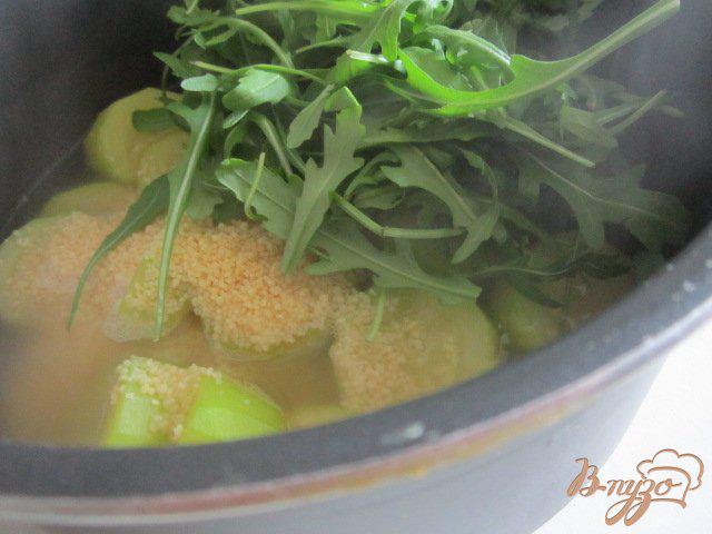 Фото приготовление рецепта: Кабачковый суп с рукколой шаг №2