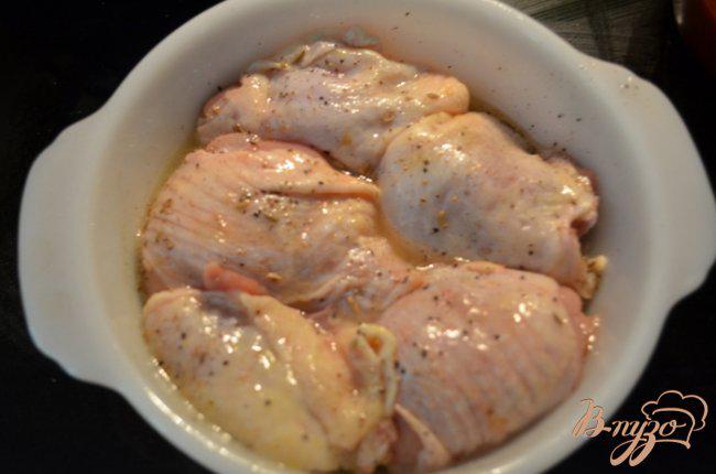 Фото приготовление рецепта: Куриные бедрышки с соусом из базилика шаг №2