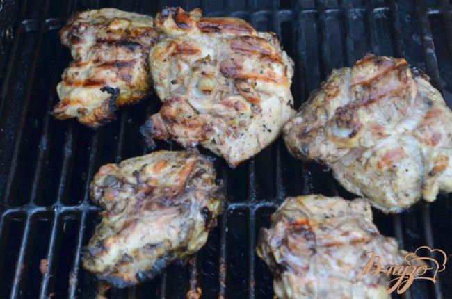 Фото приготовление рецепта: Куриные бедрышки с соусом из базилика шаг №4