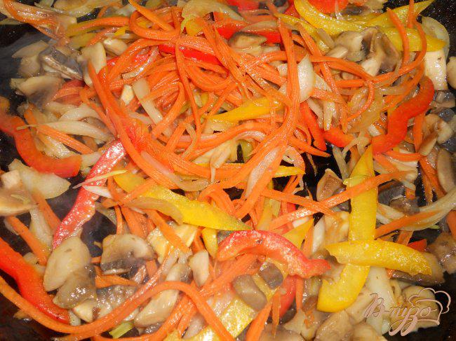 Фото приготовление рецепта: Китайский салат с рисовой лапшой шаг №3