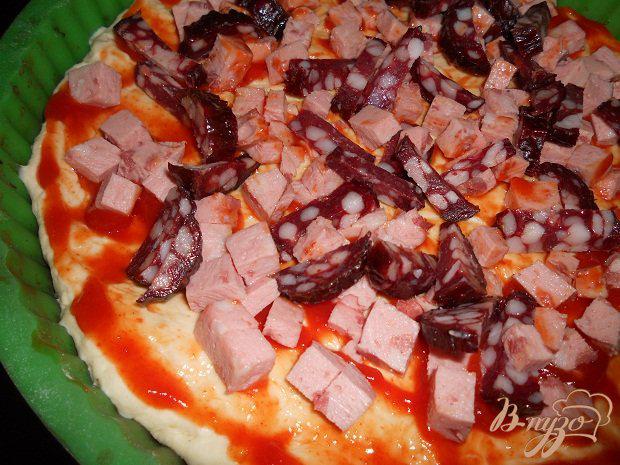 Фото приготовление рецепта: Вкусная пицца с колбасой шаг №3