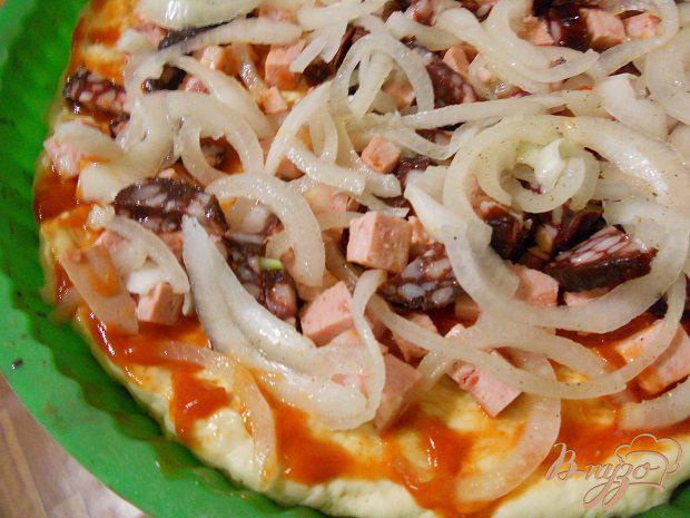 Фото приготовление рецепта: Вкусная пицца с колбасой шаг №4