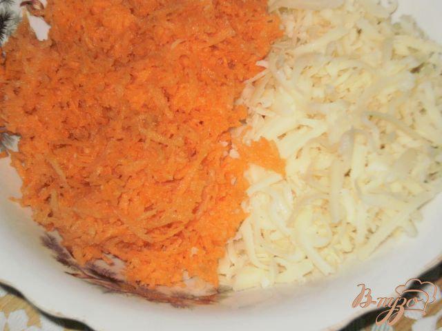 Фото приготовление рецепта: Морковно-сырный салат шаг №3