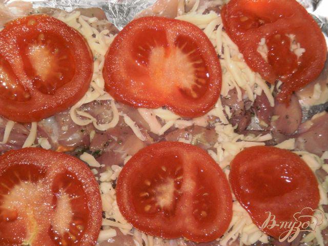 Фото приготовление рецепта: Мясо запеченное с сыром и помидорами в фольге шаг №3