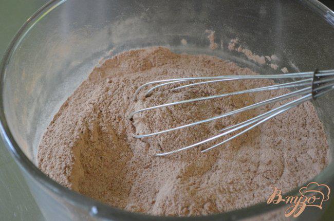 Фото приготовление рецепта: Шоколадный кекс с арахисовым маслом шаг №2