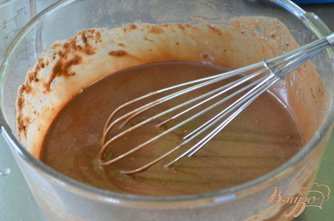 Фото приготовление рецепта: Шоколадный кекс с арахисовым маслом шаг №3
