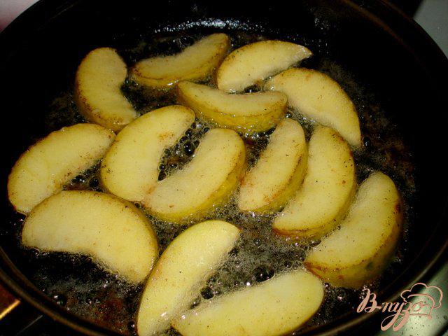 Фото приготовление рецепта: Печень с яблоками и луком шаг №2