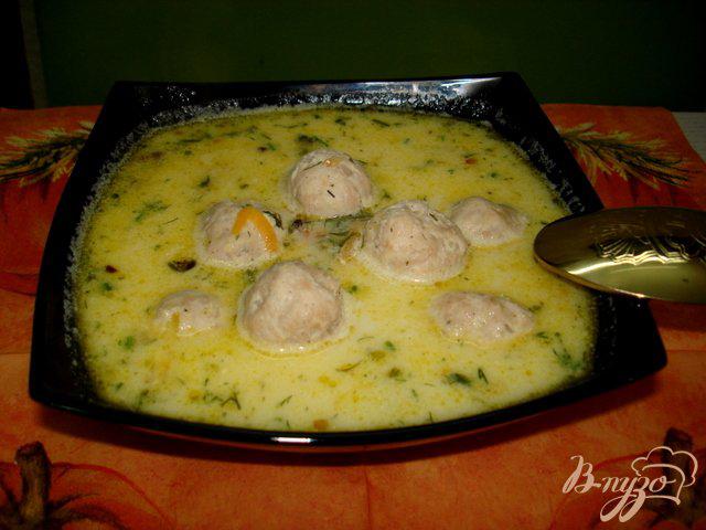 Фото приготовление рецепта: Суп с фрикадельками и сыром шаг №6