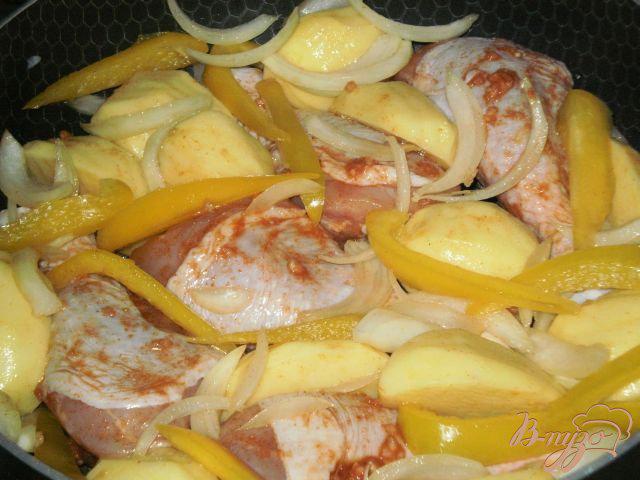 Фото приготовление рецепта: Куриные голени запеченные с овощами шаг №5