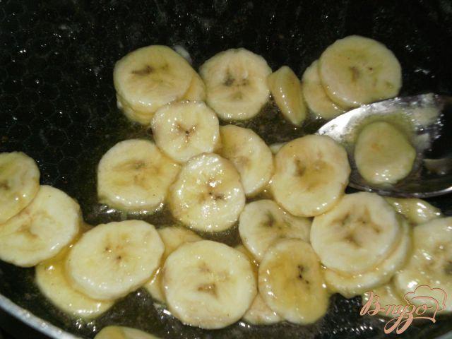 Фото приготовление рецепта: Рулет с бананами в карамели шаг №3