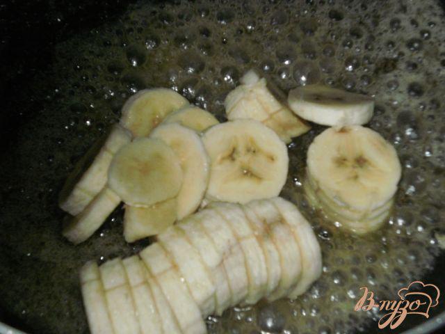 Фото приготовление рецепта: Рулет с бананами в карамели шаг №2