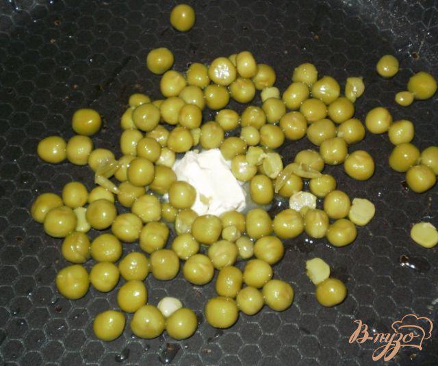 Фото приготовление рецепта: Омлет с зеленым горошком и сыром шаг №1
