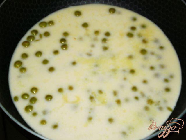 Фото приготовление рецепта: Омлет с зеленым горошком и сыром шаг №3