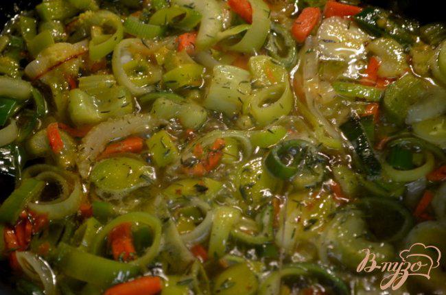 Фото приготовление рецепта: Теплый салат с беконом и луком пореем шаг №3