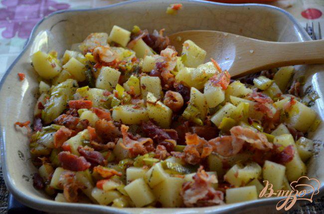 Фото приготовление рецепта: Теплый салат с беконом и луком пореем шаг №4