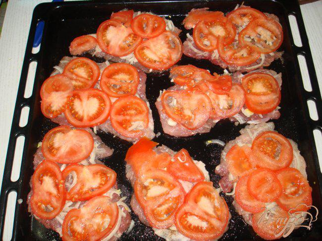 Фото приготовление рецепта: Мясо запеченное с помидорами шаг №3