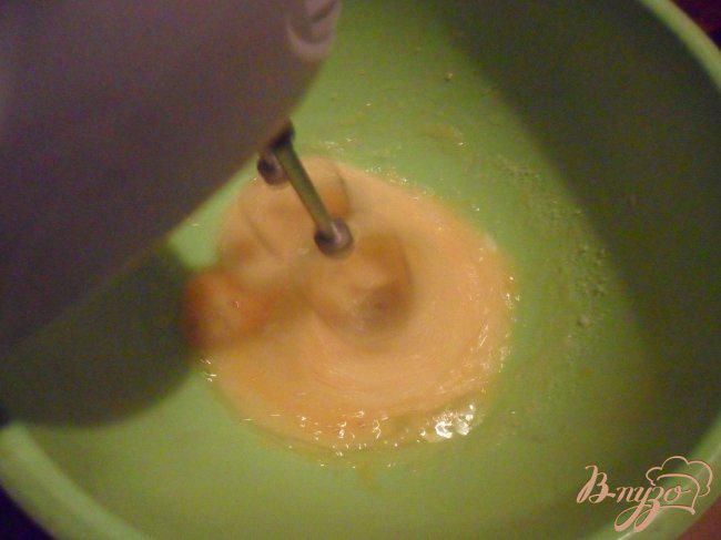 Фото приготовление рецепта: Шарлотка с киви и апельсином шаг №1