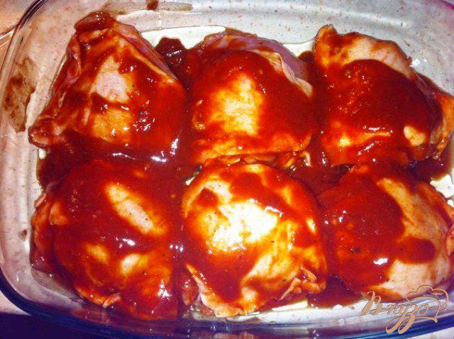 Фото приготовление рецепта: Куриные бедрышки в томатном маринаде под сыром шаг №5