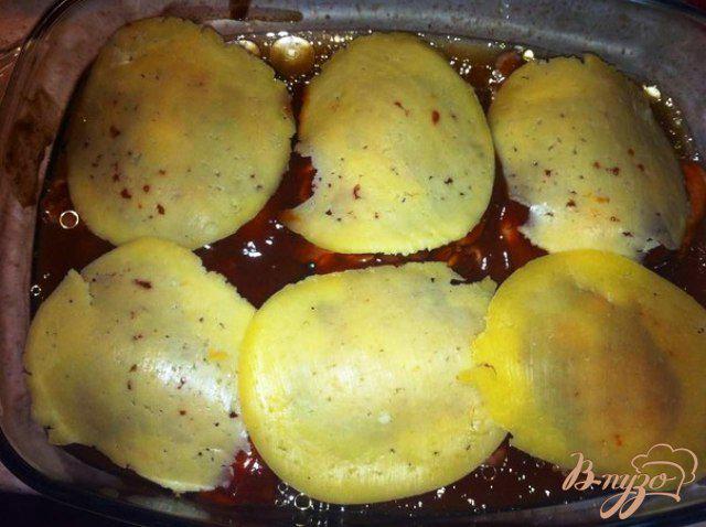 Фото приготовление рецепта: Куриные бедрышки в томатном маринаде под сыром шаг №6