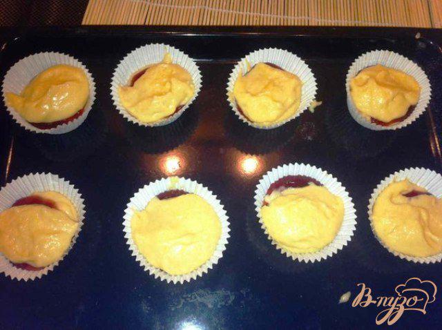 Фото приготовление рецепта: Кексы с малиновым джемом шаг №7