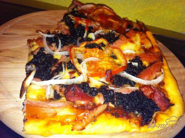 Фото приготовление рецепта: Пицца с ветчиной и шампиньонами шаг №8