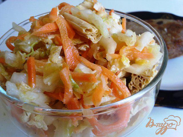 Фото приготовление рецепта: Салат со спаржей и пекинской капустой шаг №5