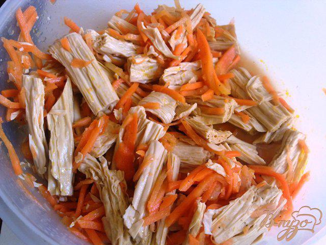 Фото приготовление рецепта: Салат со спаржей и пекинской капустой шаг №2