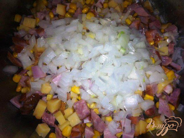 Фото приготовление рецепта: Салат с копченым сыром и ананасом шаг №4