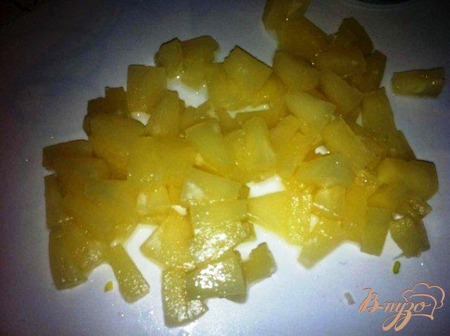 Фото приготовление рецепта: Салат с копченым сыром и ананасом шаг №2