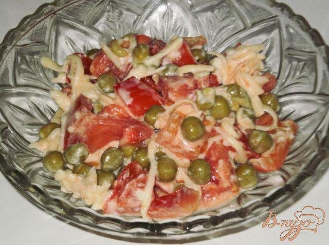 Фото приготовление рецепта: Салат из овощей с зеленым горошком и сыром шаг №5