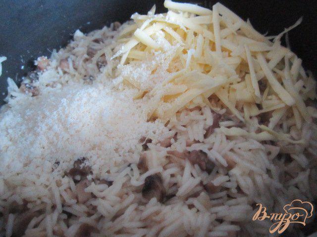 Фото приготовление рецепта: Рис с грибами и сыром шаг №3