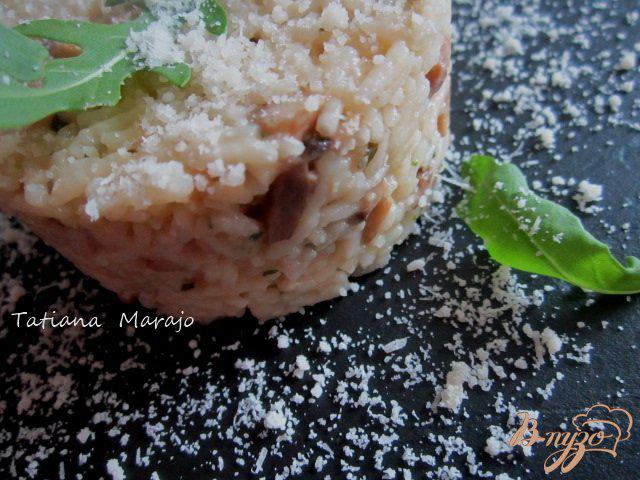 Фото приготовление рецепта: Рис с грибами и сыром шаг №4
