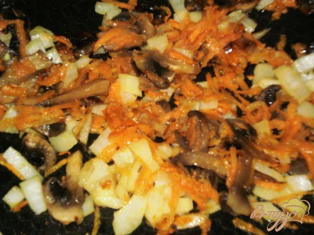 Фото приготовление рецепта: Суп-лапша с грибами и мясом шаг №6