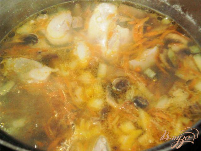 Фото приготовление рецепта: Суп-лапша с грибами и мясом шаг №7