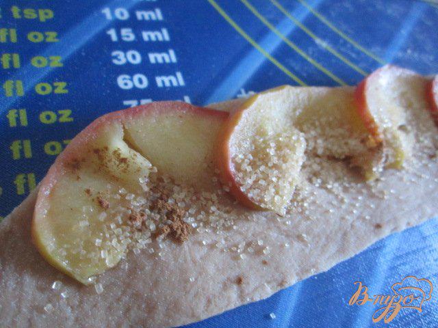 Фото приготовление рецепта: Булочки с яблоками и корицей шаг №4