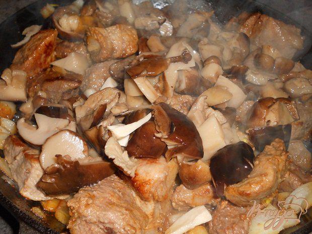 Фото приготовление рецепта: Говядина с белыми грибами шаг №3