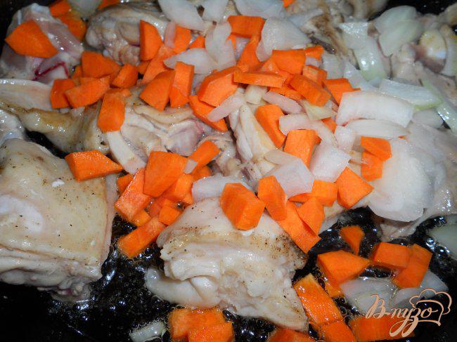 Фото приготовление рецепта: Курица с помидорами, соевым соусом и базиликом шаг №1