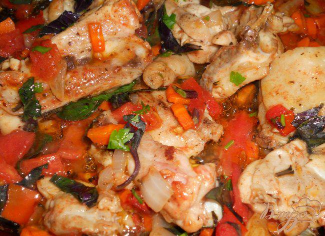 Фото приготовление рецепта: Курица с помидорами, соевым соусом и базиликом шаг №3