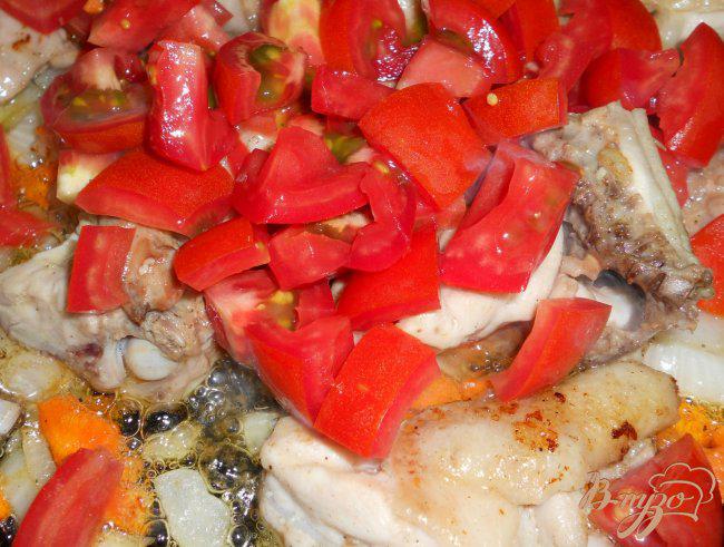 Фото приготовление рецепта: Курица с помидорами, соевым соусом и базиликом шаг №2
