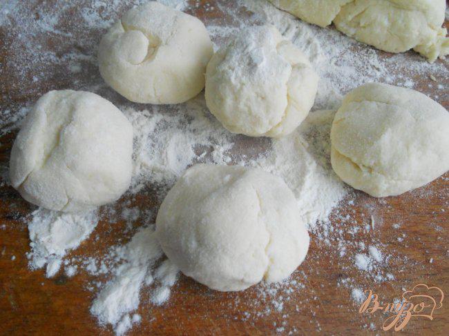 Фото приготовление рецепта: Пирожки из творожного теста с сыром, мясом и грибами шаг №3