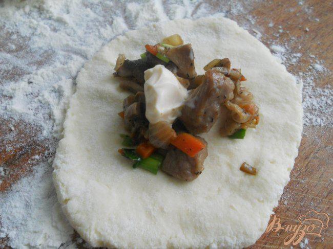 Фото приготовление рецепта: Пирожки из творожного теста с сыром, мясом и грибами шаг №4