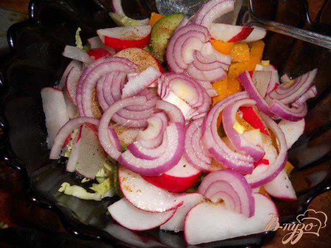 Фото приготовление рецепта: Весений салат с семечками шаг №3