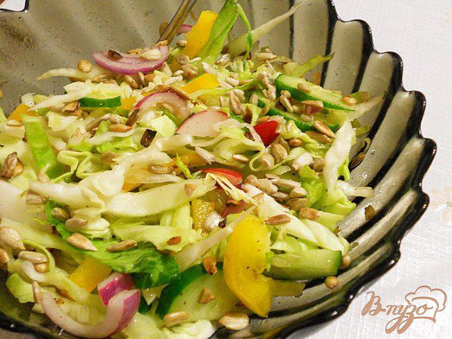 Фото приготовление рецепта: Весений салат с семечками шаг №4