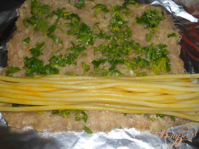 Фото приготовление рецепта: Куриная «колбаса» с макаронами шаг №4