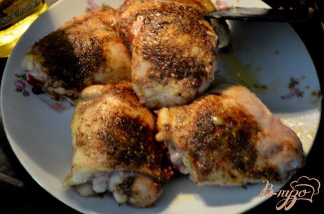Фото приготовление рецепта: Тушеные куриные бедрышки с креольской приправой шаг №2
