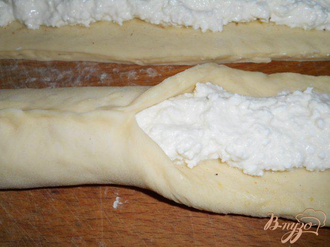 Фото приготовление рецепта: Пирог со сливами и творогом шаг №5