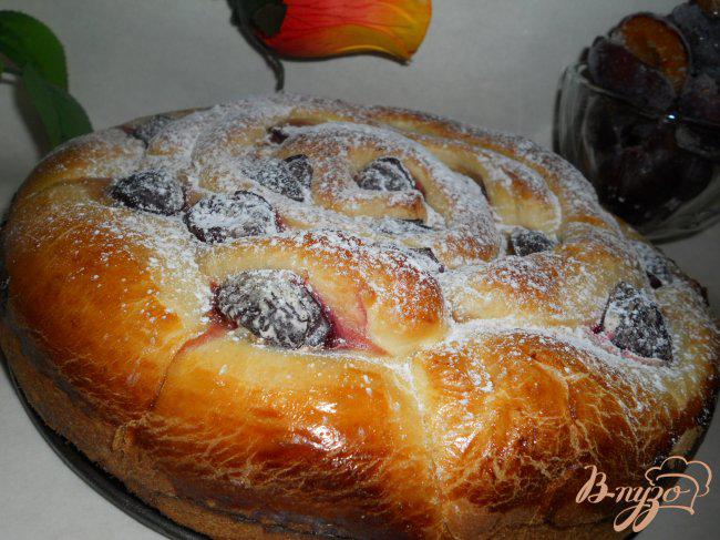 Фото приготовление рецепта: Пирог со сливами и творогом шаг №8