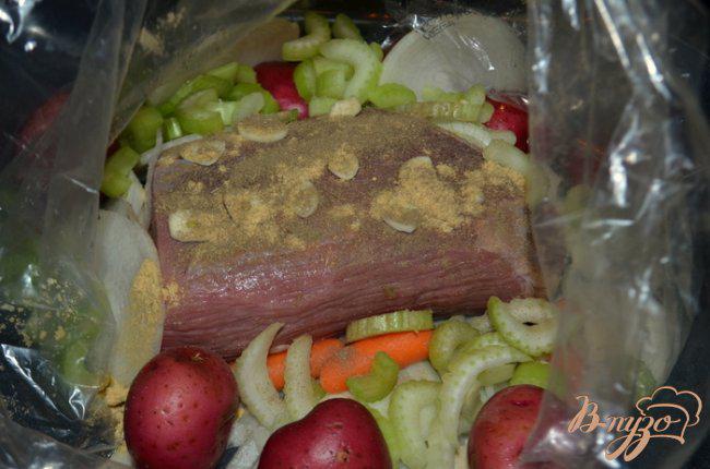Фото приготовление рецепта: Тушеная нежная говядина с овощами шаг №2