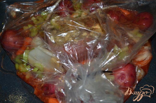 Фото приготовление рецепта: Тушеная нежная говядина с овощами шаг №3